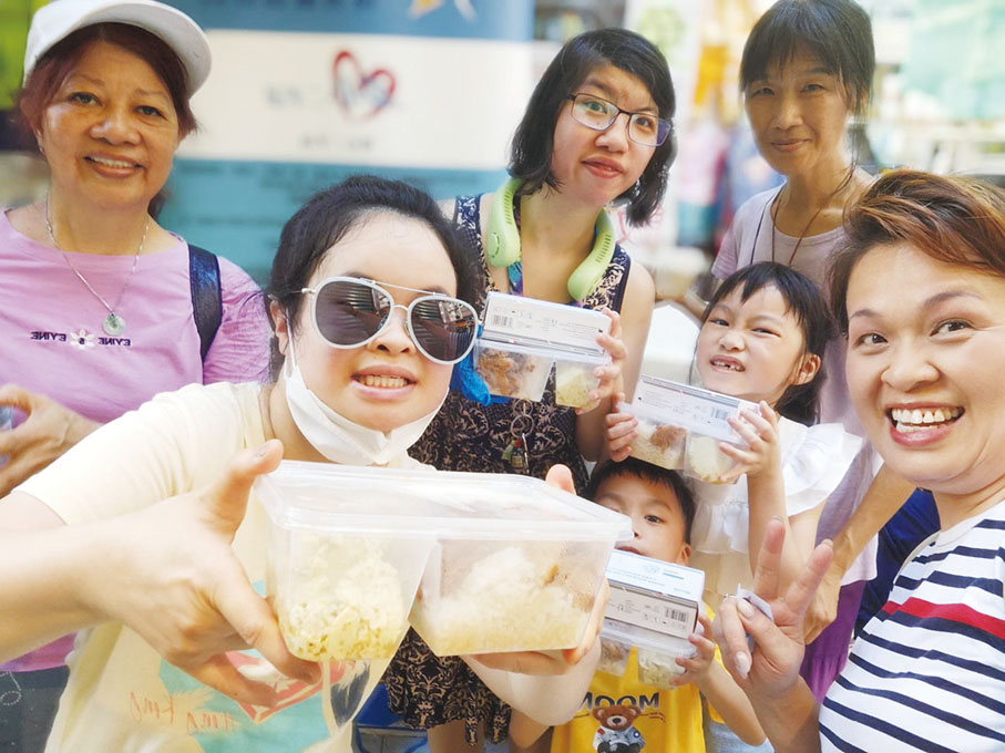 ◆ Linda（右一）一直關注SEN青年發展，並透過「愛心二手站」為他們爭取贊助和鍛煉機會，提供多元的社交活動平台和培訓課程。