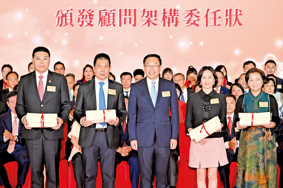 ◆ 何靖（中）頒發委任狀給榮譽架構成員，由譚錦球（左二）、何超瓊（右二）、高佩璇（右一）、莊紫祥（左一）代表接受。