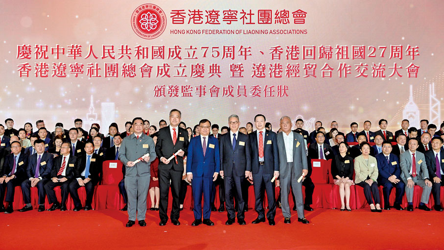 ◆ 孫青野（右三）、方建明（左三）頒發委任狀給監事會成員。