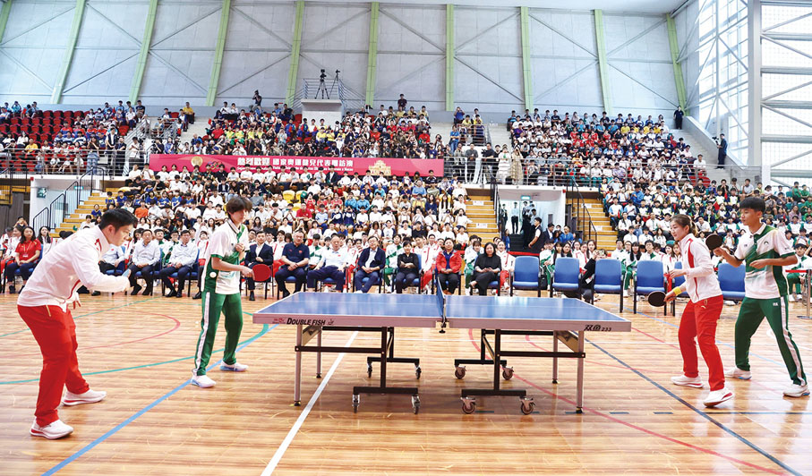 ◆ 乒乓球男單冠軍樊振東、女單冠軍陳夢與澳門乒乓球運動員進行混編對戰。