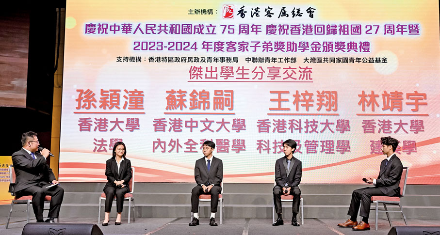 ◆今年考入大學的得獎同學代表進行現場交流，分享學習心得。