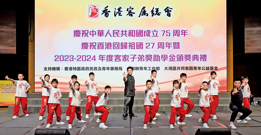 ◆世界傳統武術錦標賽金牌得主黃宇帆帶領「客家少年功夫團」表演客家拳。