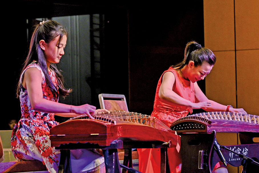 ◆圖為古箏演奏《念親恩》、《滄海一聲笑》現場。左起：楊悅溵、鄒倫倫。