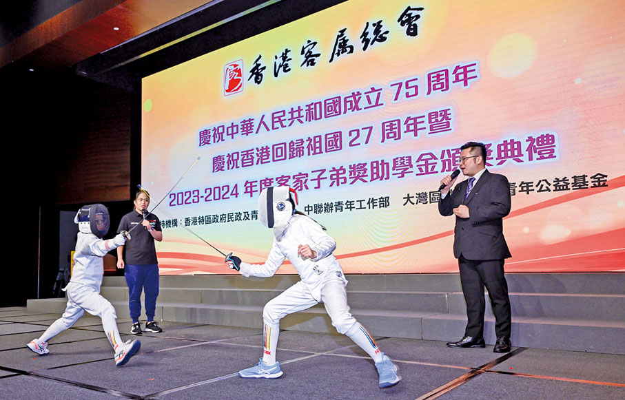 ◆吳睿峰、黃靖萁表演劍擊。