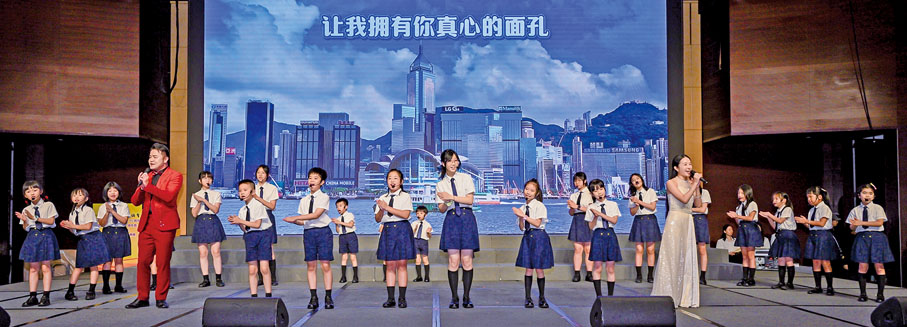 ◆深圳市客家山歌協會副會長陳善寶、梅州市流行音樂協會副會長李佳倪帶領「客家少年合唱團」演唱歌曲《國家》、《我們都是追夢人》、《東方之珠》、《明天會更好》。