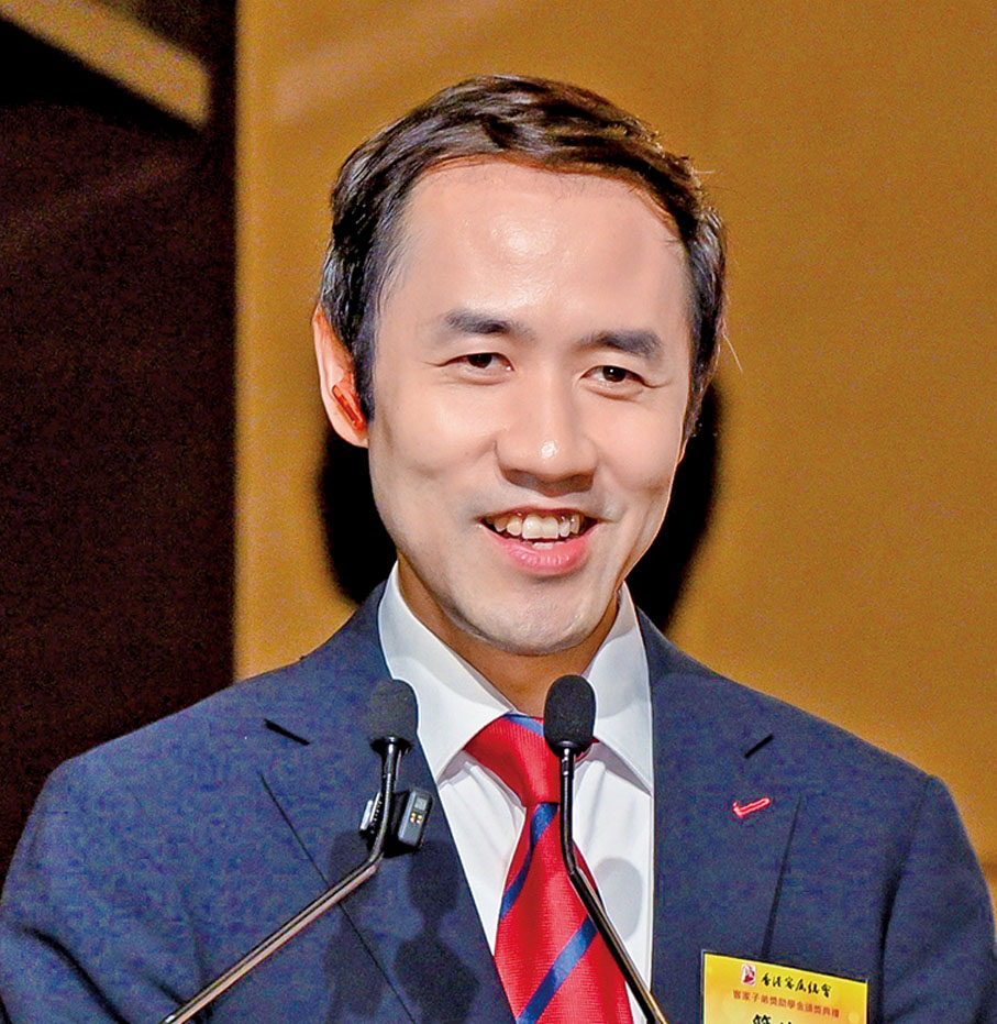 ◆簡汝謙贊助10萬元支持本年度獎助學金計劃，並於典禮上致辭。