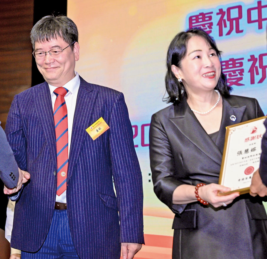 ◆香港客屬總會常務副主席兼秘書長黃敬（左）、常董張慧嫆（右）分別贊助10萬元支持本年度獎助學金計劃。