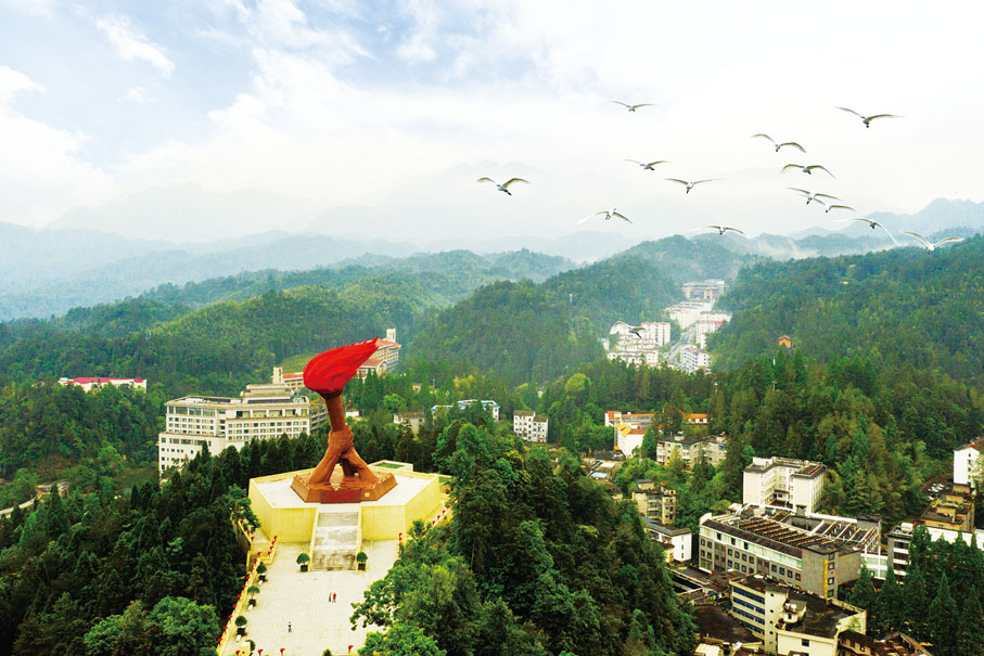 ◆ 站在火炬廣場，遠眺雄偉的井岡山主峰，俯瞰茨坪全貌。 寧紅兵 攝