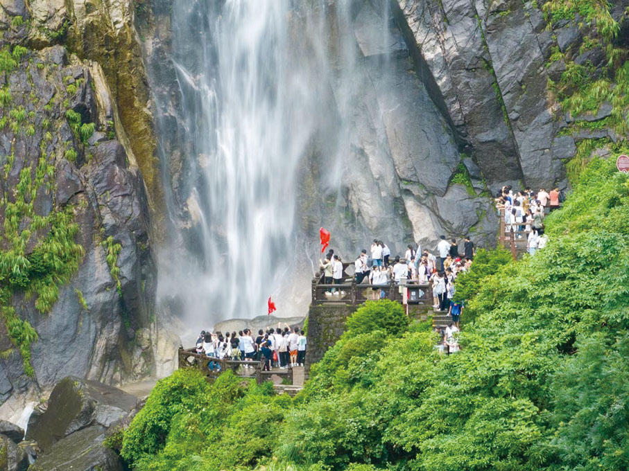 ◆ 遊客暢遊明月山。