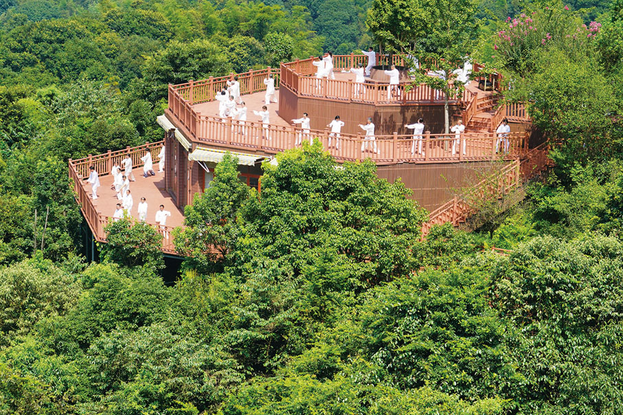 ◆ 在丫山，一邊呼吸新鮮空氣，一邊打太極拳。