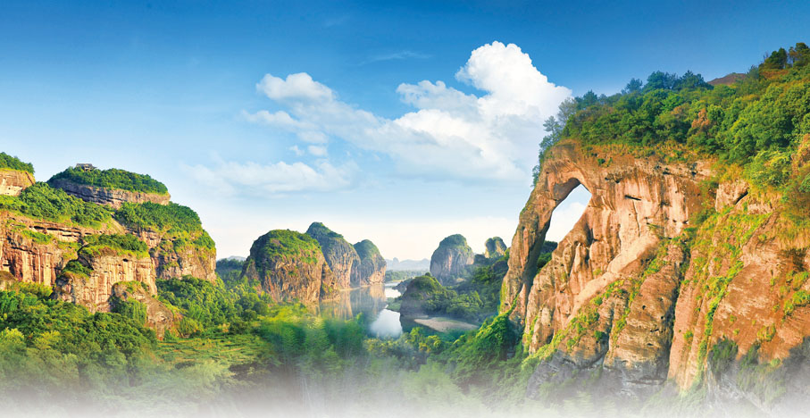 ◆ 龍虎山，宛若一幅丹山碧水、山水交融的和諧畫卷。