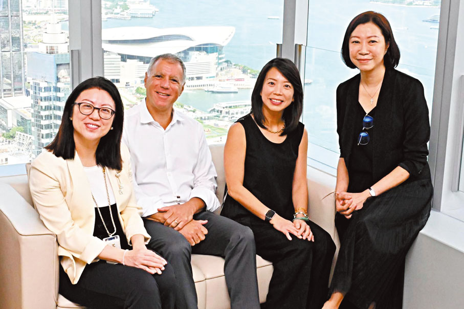 ◆滙控行政總裁艾橋智(左二)、滙豐香港區行政總裁林慧虹(左三)。