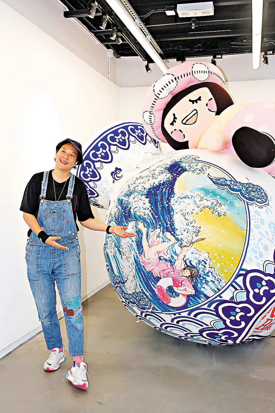 ◆麥雅端與法天娜吹氣青花瓷器。