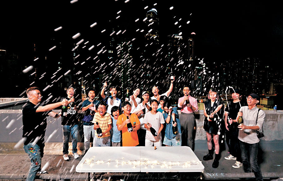 ◆梁詠琪與眾主創開香檳慶祝煞科。