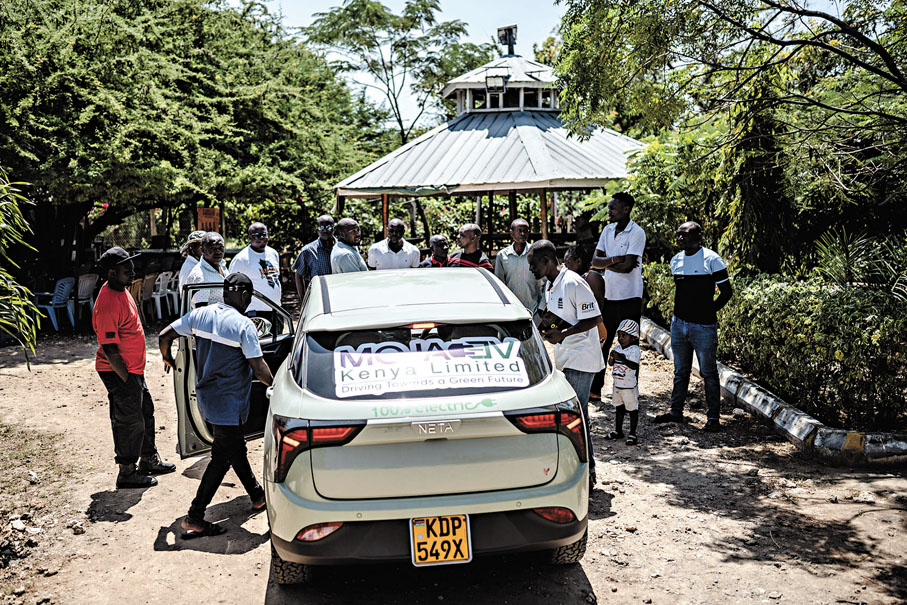◆8月16日，出租車司機在肯尼亞蒙巴薩試駕中國品牌新能源汽車。 新華社