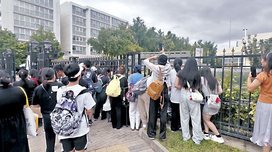 ◆粉絲在國家體育總局門前拍照。 蘇雨潤 攝