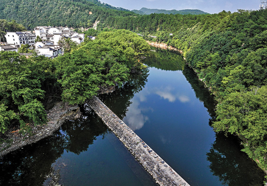◆徽州堨壩入選2024年世界灌溉工程遺產名錄。圖為西溪南鎮昌堨。 中新社