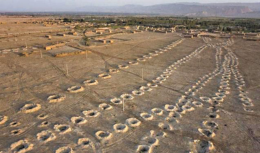 ◆新疆戈壁灘上的坎兒井豎井口猶如串串珍珠。 資料圖片