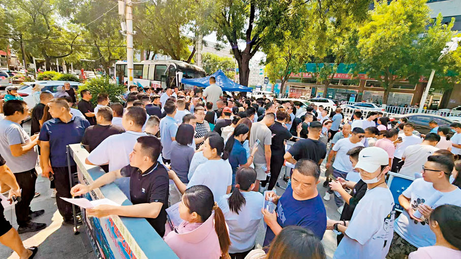 ◆山東泰安市東平市民排隊捐血。香港文匯報山東傳真