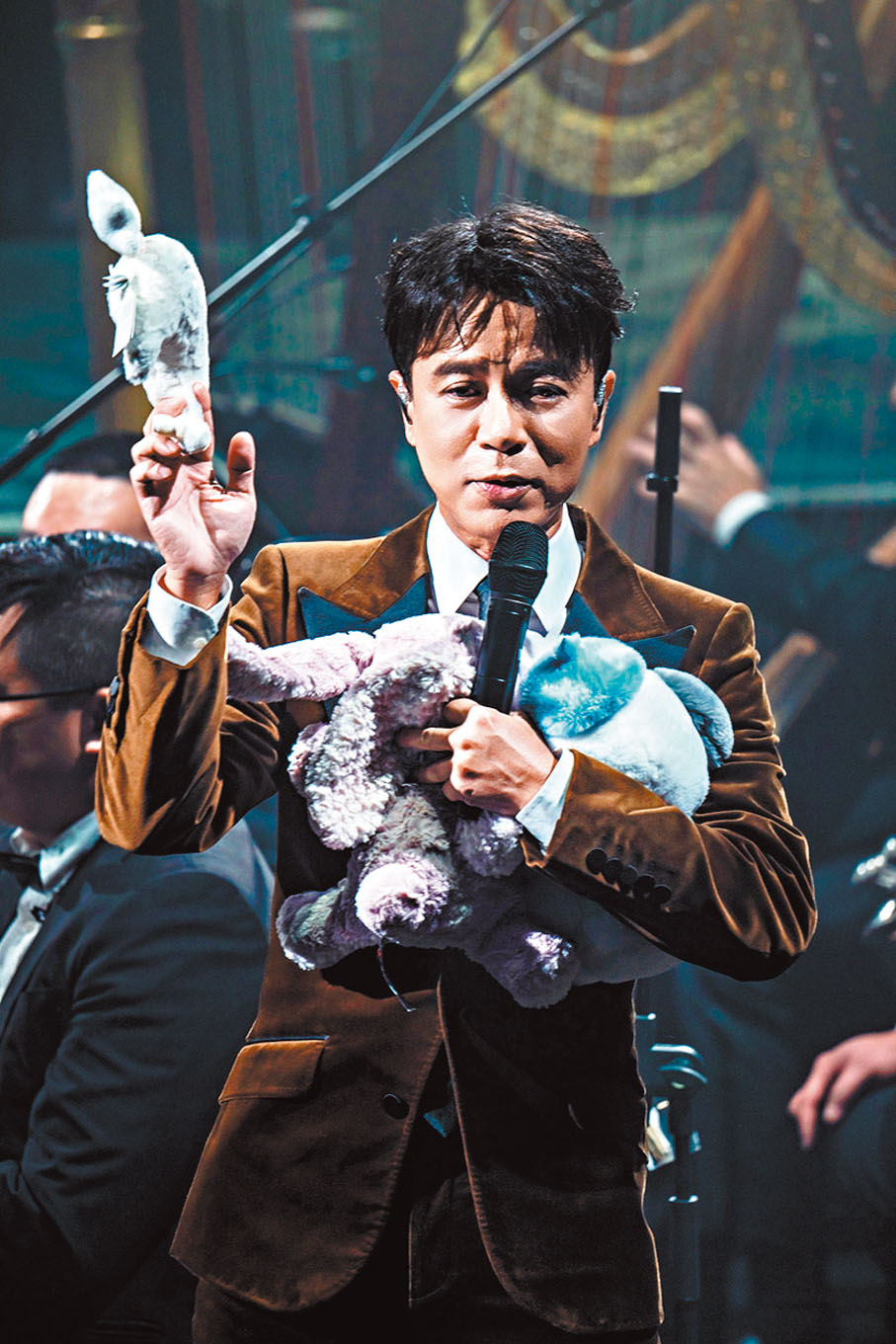 ◆李克勤秒變「全紅嬋」狂收公仔。