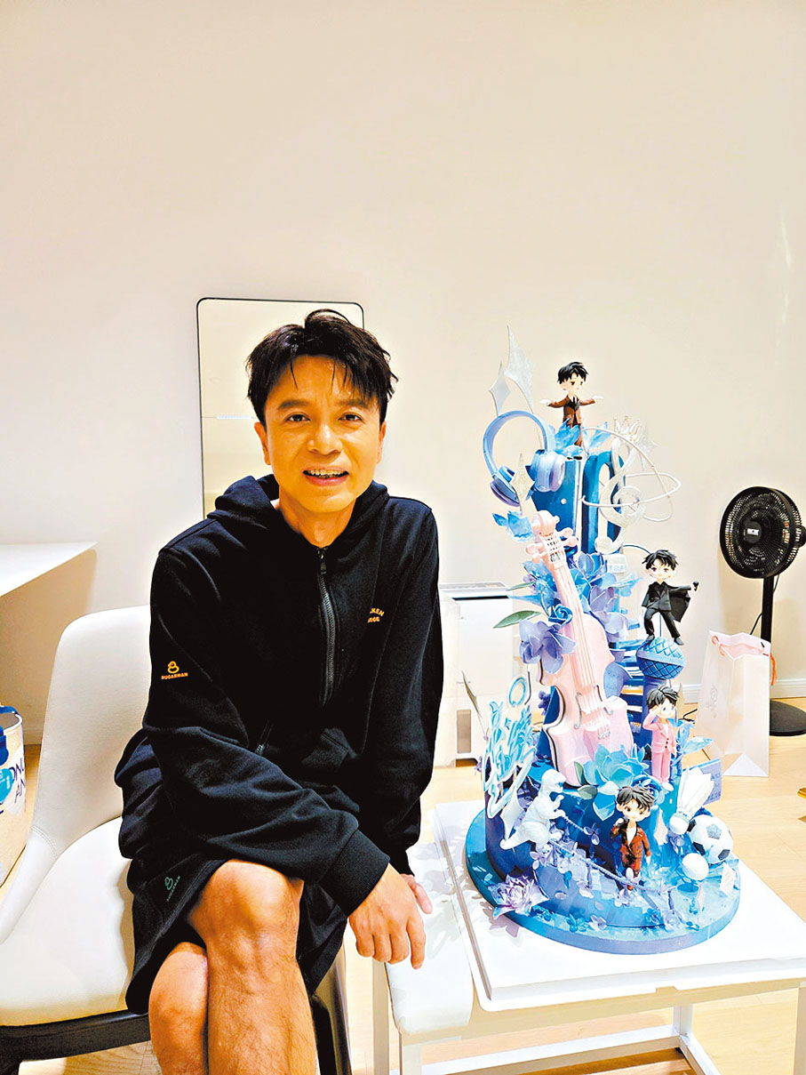 ◆李克勤獲歌迷贈送了個好靚的蛋糕。