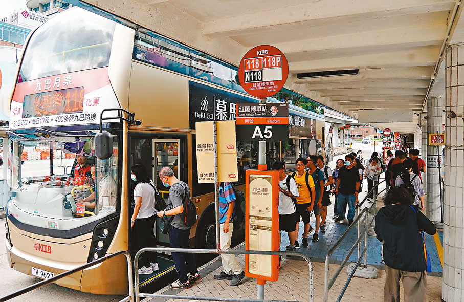 ◆市民在八號風球前趕回家，交通暢順。香港文匯報記者曾興偉  攝