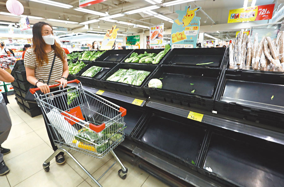 ◆八號風球前，市民到超市購買蔬果。香港文匯報記者郭木又 攝