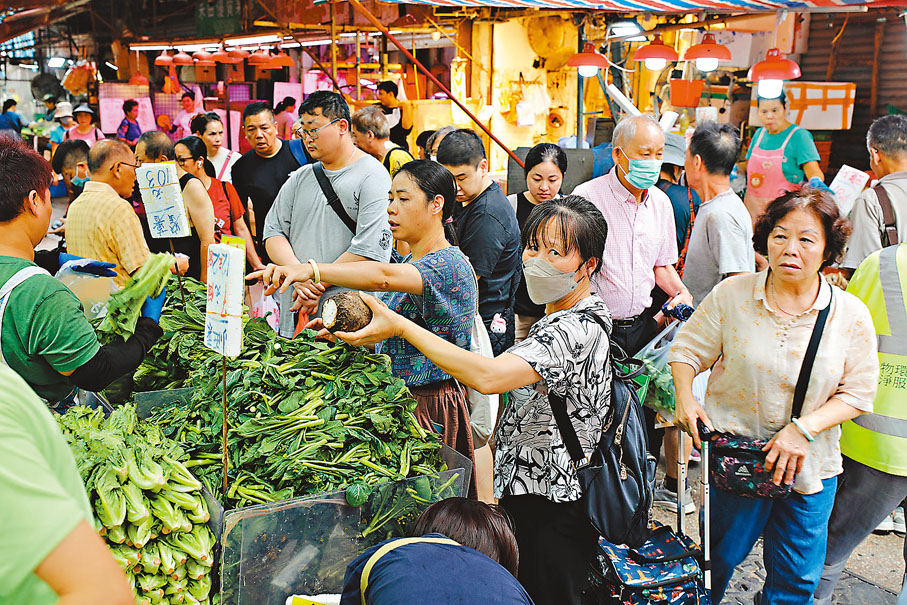 ◆八號風球前，市民到街市搶購食品。香港文匯報記者黃艾力 攝
