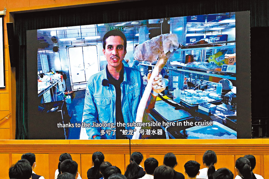 ◆科考隊成員講解「蛟龍號」作用。