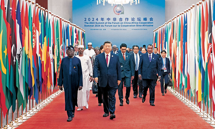 ◆9月5日上午，國家主席習近平在北京人民大會堂出席中非合作論壇北京峰會開幕式並發表主旨講話。圖為習近平同外方領導人共同步入會場。 新華社