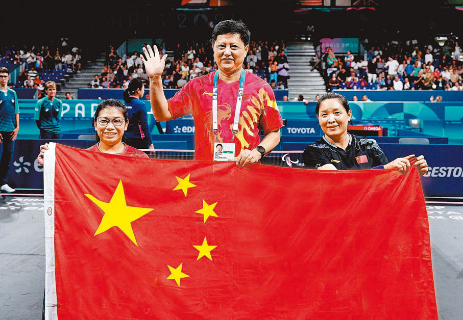 ◆張變（右）、潘嘉敏（左）和教練衡新在比賽後慶祝。  新華社