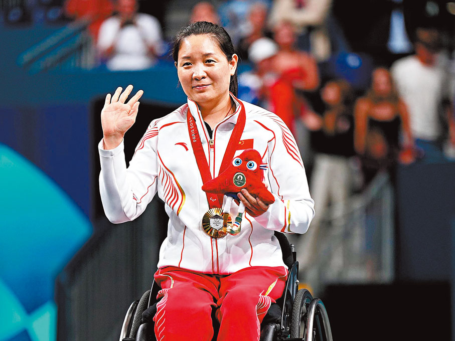 ◆張變在頒獎儀式上。  新華社