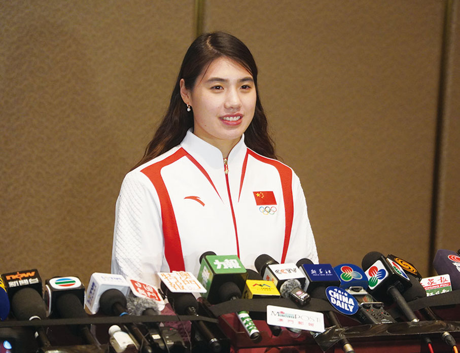 ◆ 奧運健兒張雨霏接受訪問。
