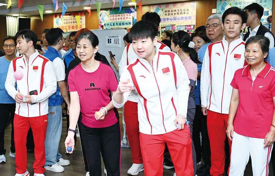 ◆ 奧運健兒探訪街總石排灣家庭及社區綜合服務中心，乒乓球運動員孫穎莎與市民玩乒乓球遊戲。