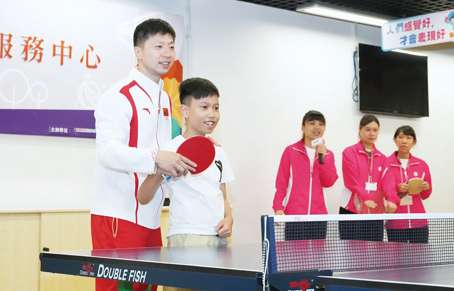 ◆ 奧運健兒探訪婦聯樂滿家庭服務中心，乒乓球運動員馬龍與小朋友互動。