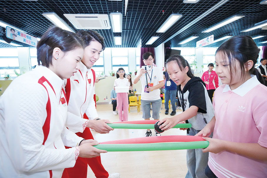 ◆ 奧運健兒於婦聯樂滿家庭服務中心與小朋友互動。