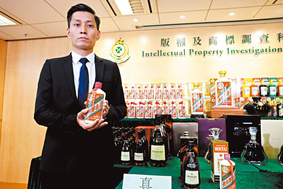 ◆海關上月搗破涉售賣冒牌烈酒的營業處所及儲存倉庫單位。 香港文匯報記者劉友光  攝
