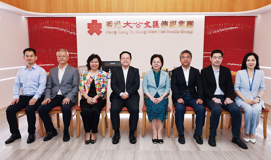 ◆ 江西省文化和旅遊廳黨組書記、廳長梅亦（右四）一行到訪香港大公文匯傳媒集團，與集團董事長李大宏（右五），集團副董事長、總經理鄭勇男（右三）會晤。