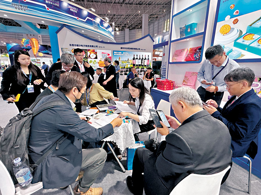 ◆中秋佳節將至，做月餅糕點的台企展位上問詢者絡繹不絕，十分熱鬧。