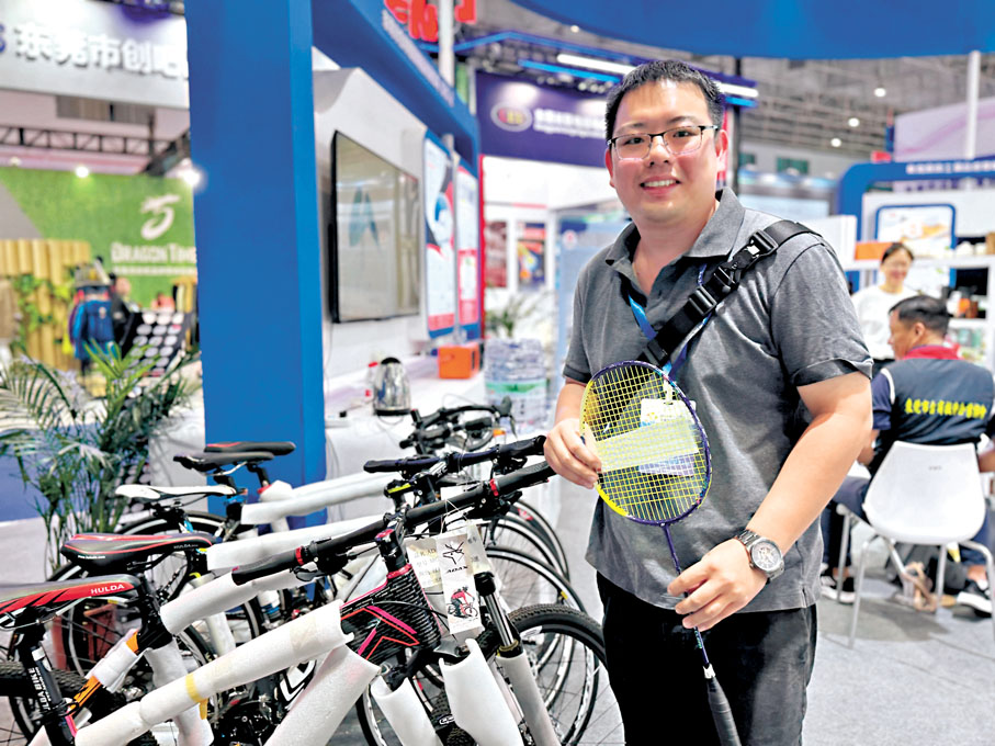 ◆東莞市全和製品有限公司廠務管理林先生在介紹其碳纖維複合材料的運動器材。