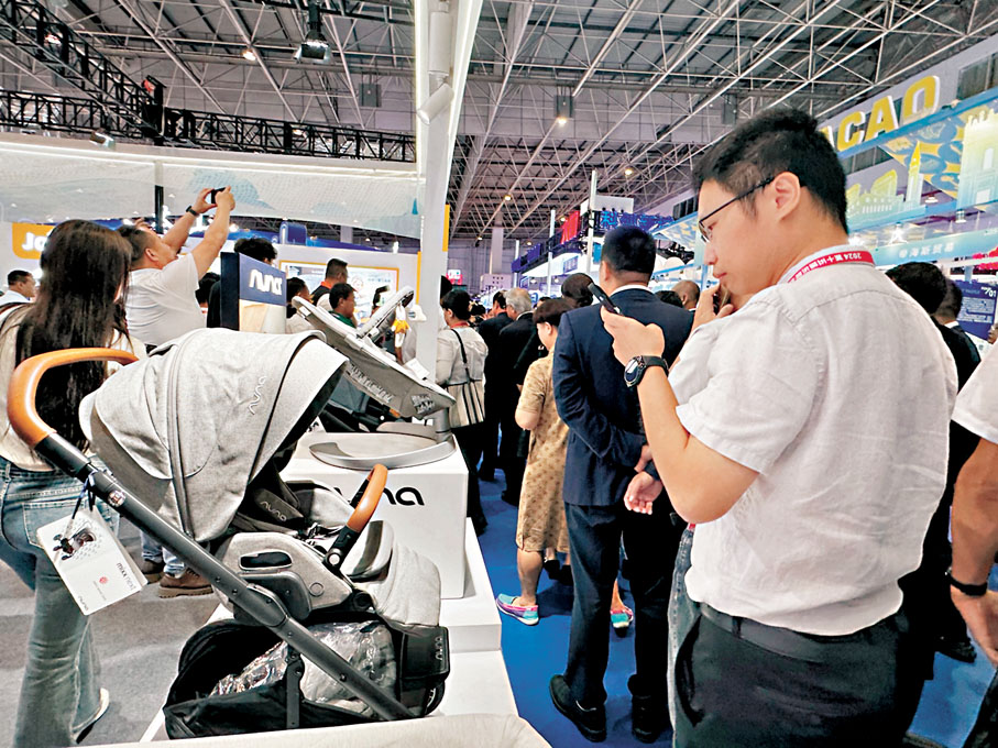 ◆台博會上，一架台灣品牌的嬰兒車吸引參觀者拍照。