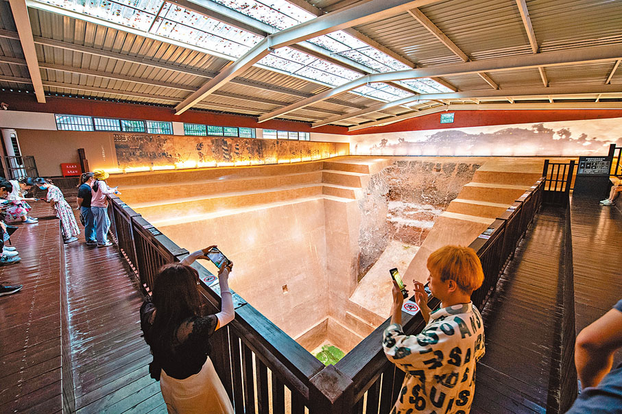 ◆遊客在參觀馬王堆漢墓墓坑遺址。 資料圖片