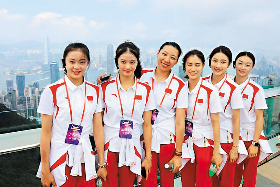 ◆孫丹（左三）和隊員們在香港留影。 新華社