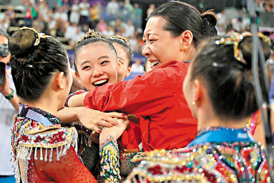 ◆8月10日，中國隊在巴黎奧運會藝術體操項目集體全能決賽中獲得冠軍。圖為中國隊慶祝奪冠。 新華社