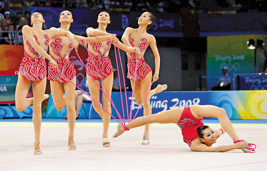◆2008年8月24日，中國隊在北京奧運會藝術體操集體全能決賽繩操比賽中。新華社