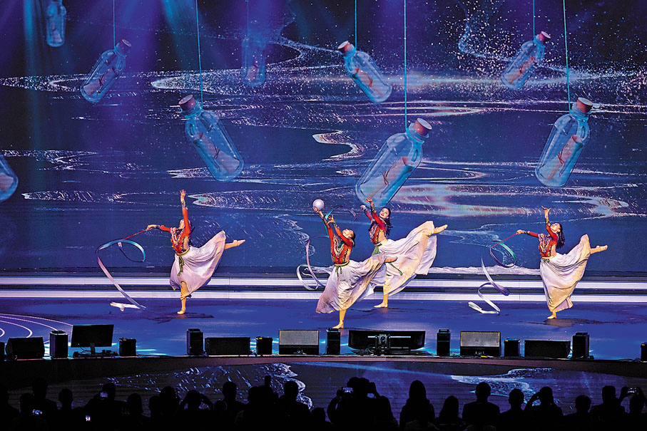 ◆藝術體操運動員在「我們的驕傲——國家奧運健兒代表團澳門聯歡晚會」中表演舞蹈《星辰大海》。 新華社