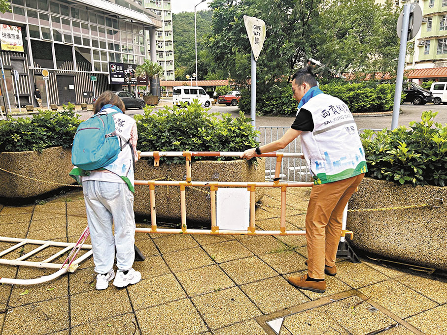 ◆西貢區議員陳志豪(右)清潔路面雜物。 受訪者供圖