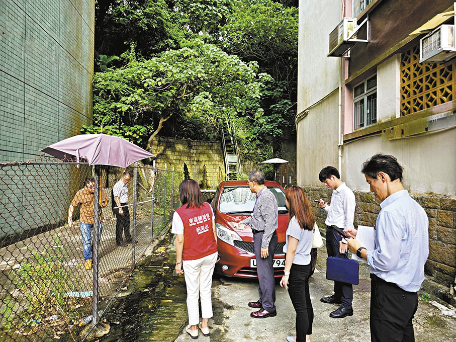 ◆東區區議員巡察水浸黑點。 受訪者供圖