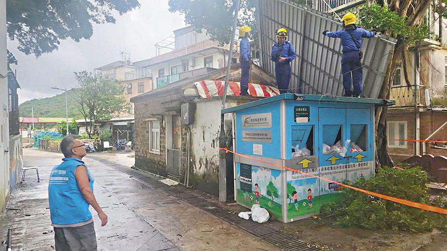 ◆八號風球期間，坪洲疑有鐵皮屋的頂部被吹至飛脫「飄到」另一間平房屋頂上。