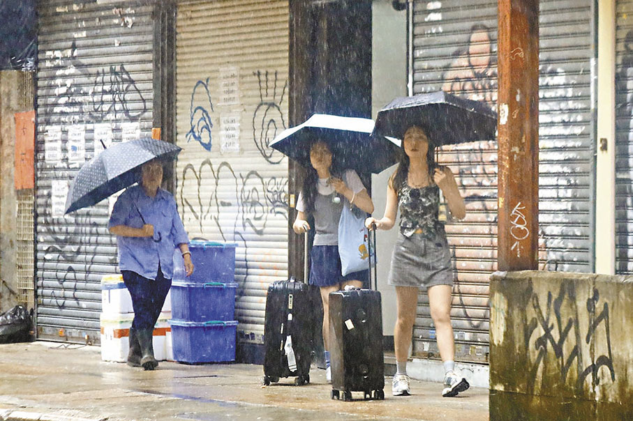◆本港天氣仍然非常不穩，不時連場大雨。 香港文匯報  記者  北山彥 攝